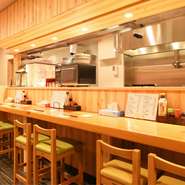駅からも近く、いつものデートに、デートの締めに利用しやすいお店。カウンター席ならスタッフと一緒ににぎやかに、テーブル席で二人でしっとり、料理とお酒、会話を楽しみながら過ごせます。
