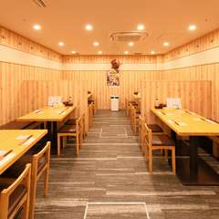 木の風合いが温かい、ほっこりできる癒し空間