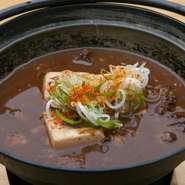 名古屋の赤味噌を使って、3時間ほどじっくり煮込むとスジ肉は柔らかくなって、トロトロに。豆腐との相性抜群です。甘辛の味付けで、ご飯にもお酒にもよく合うメニューです。