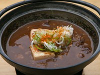 名古屋の赤味噌を使って、3時間ほどじっくり煮込むとスジ肉は柔らかくなって、トロトロに。豆腐との相性抜群です。甘辛の味付けで、ご飯にもお酒にもよく合うメニューです。