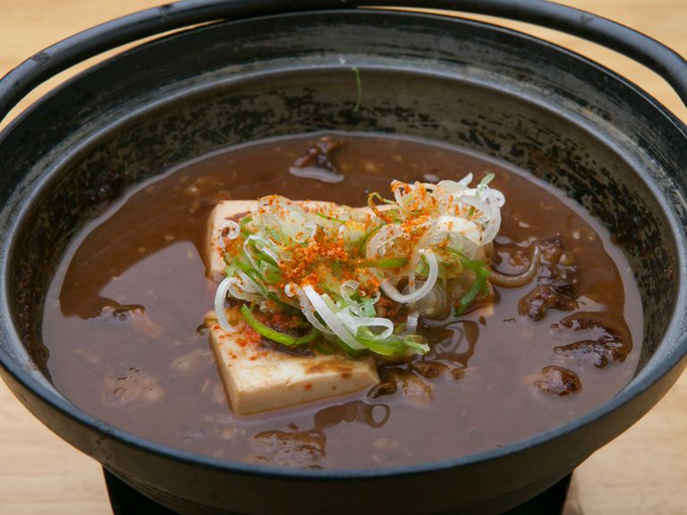 じっくり時間をかけて煮込んだ牛スジがトロトロの『牛どて豆腐（当店オリジナル）』