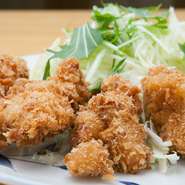 薄く下味をつけた鶏肉をからりと揚げてあり、おかずにも、おつまみにもなる一品。そのまま食べてもクセのないおいしさで、一口サイズで食べやすいのも魅力的。ランチでも好評の人気メニューです。