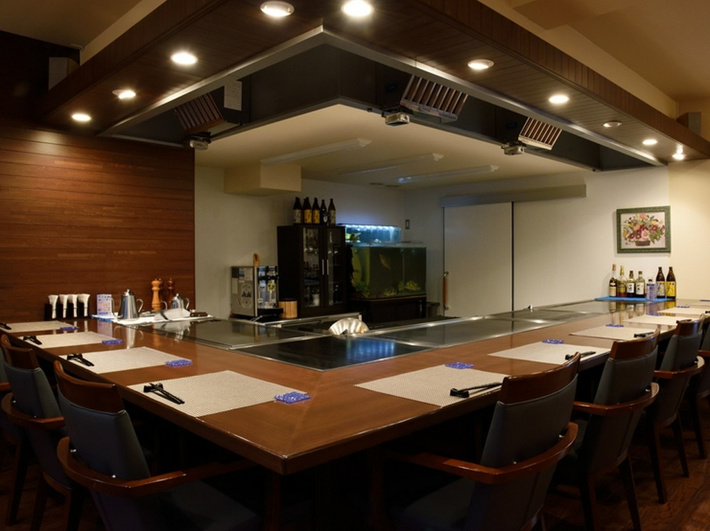 調理風景を間近で見られる、L字型のカウンターは特等席