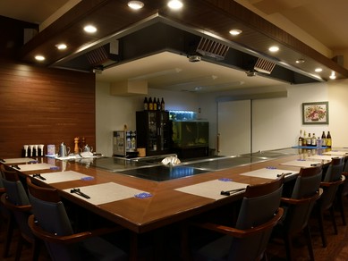 調理風景を間近で見られる、L字型のカウンターは特等席