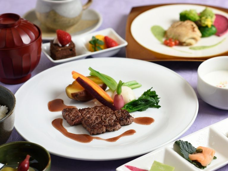 会話を楽しみながら、ゆったりとしたランチを楽しむマダム会