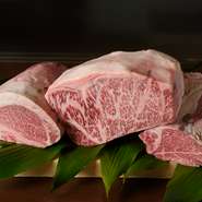 肉本来の旨みを味わえる、綺麗なサシの入った淡路牛のフィレ。黒毛和牛は、季節により産地を変更するこだわりようです。どちらも脂の甘みを楽しめる絶品。非常に柔らかく、年配の方にもおすすめです。