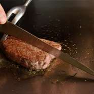 30数年間、肉を極めて来た豊富な経験を生かし、よりよい肉を提供できるように努めています。厳選した和牛は、脂の甘みを堪能できる逸品ばかり。淡路牛や黒毛和牛を鉄板焼きでお楽しみください。