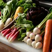 肉はもちろん、野菜も静岡・三島の杉正農園から減農薬栽培でつくられた野菜を直接仕入れるこだわりよう。減農薬、減肥（減化学肥料）、そして土づくりにまでこだわった究極の野菜です。