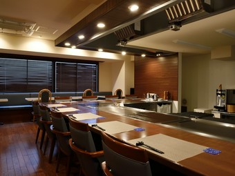 目の前で焼き上げる鉄板料理で、記念日を素敵に演出