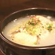 ヒナ鶏に高麗人参、ナツメ、もち米を詰めた韓国を代表する薬膳スープ料理。