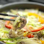 自家製醤油ベースで甘口の下味をつけた薄切りの牛バラ肉と野菜や春雨を入れたスープ少めの鍋。
