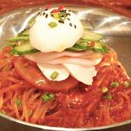 本場韓国の細麺を自家製酢味噌甘辛ヤンニョムタレで良く混ぜてお召し上がり下さい。スープのない辛い冷麺です