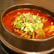 牛のアバラ肉やスネ肉で取ったスープにナムルや具をたくさん入れた辛いスープ。