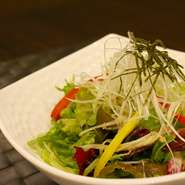 厳選した季節のおすすめ新鮮野菜を使ったサラダ。