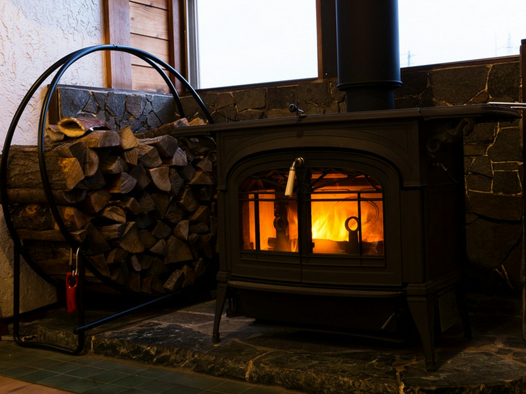 心温まる薪ストーブには人びとが安らぎを求めて集う