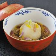 ひとえに出汁と言っても料理によって使い分けるのが日本料理の奥深さ。まぐろの血合い部分を除いたかつお節など4～5種類を使い分け、利尻昆布との絶妙なブレンドで、大かわ流日本料理が完成されていきます。