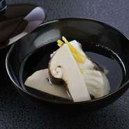 日本料理の極み、やさしい出汁の『鯛と松茸の椀』