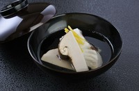 日本料理の極み、やさしい出汁の『鯛と松茸の椀』