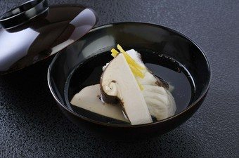 日本料理の極み、やさしい出汁の『鯛と松茸の椀』
