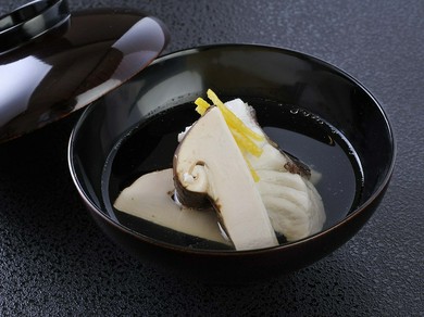 日本料理の極み、やさしい出汁の『鯛と松茸の椀』