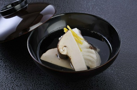日本料理の極み、やさしい出汁の『鯛と松茸の椀』