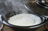 米は佐渡の「コシヒカリ」、水は岐阜県の美濃の水を取り寄せるほどのこだわりよう。昼のコースには『土鍋ごはん』が、夜のコースには『炊き込み土鍋こはん』が付き、その時季の食材を一緒に炊き込みます。