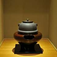 お店で出しているお茶は、どれも静岡県の川根で育つ茶葉を使用しています。南アルプスに育まれ、澄んだ萌黄色のお茶は、滋味深く日本料理によく合います。直接足を運び選んでいます。