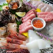九州から北海道まで日本全国の旬の活魚を、毎日、市場から直送で仕入れています。熟練の料理人である店主が、鮮度抜群の魚介をお造り、焼き物、揚げ物、握り鮨などに調理。ついついお酒もすすむ、おいしさです。
