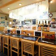 調理場に面したカウンターには、10席をゆったりと配置。お一人で季節の味覚を満喫される大人のお客様も大勢いらっしゃいます。食材や料理などの話を店主と交わしながら、気楽においしい和食を楽しめます。