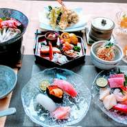 四季折々の素材を吟味した季節感あふれる会席料理はご宴会・慶事・仏事・顔合わせ・お友達との食事会などにご利用いただけます。お料理の価格によって内容が異なりますので、宜しくお願い致します。