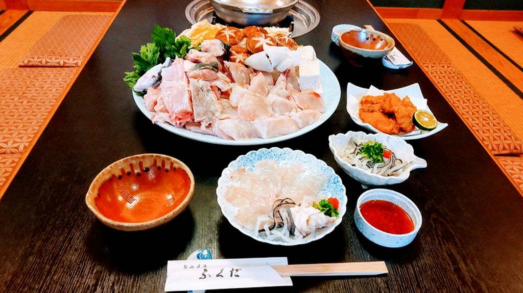 活ふぐ鍋コース(活ふぐ鍋・てっさ・湯引き・雑炊・香物・デザート)