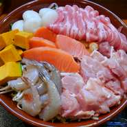 自家製の美味しいつみれと共にお魚・豚肉・鶏肉・えび・お野菜等それぞれの旨味が引き出されるちゃんこ鍋はボリユームもありとても美味しいお鍋です。１人前3300円の１人鍋もあります