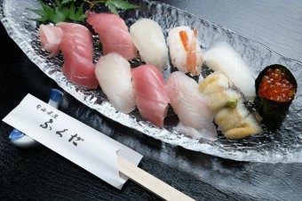 新鮮な季節の魚介をネタに！ 海の幸の宝庫『旬海握り鮨　上にぎり』10貫