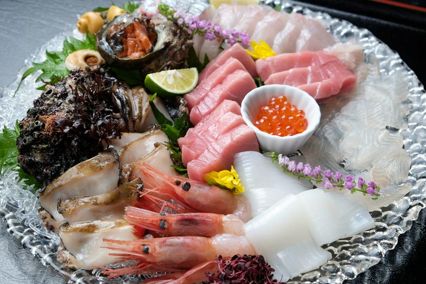 旬の海の幸の素材本来の旨みが満ちる『新鮮なお造り盛り合わせ』