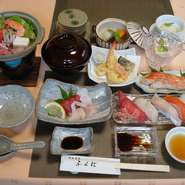 四季折々の素材を吟味した季節感あふれる会席料理は味はもちろん見た目も満足して頂けるお料理です
