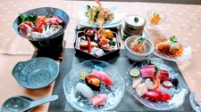 会席料理は見た目は勿論の事。味も楽しんで頂けるお料理のコースです。料理の内容により値段は変わります

