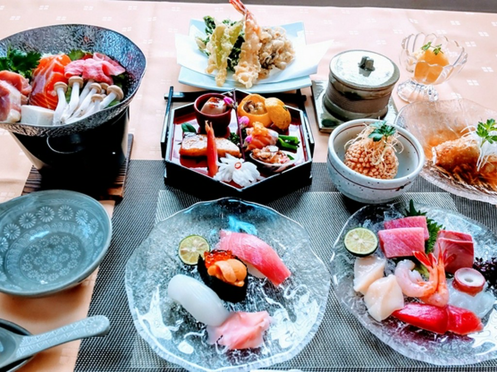 会席料理は見た目は勿論の事。味も楽しんで頂けるお料理のコースです。料理の内容により値段は変わります

