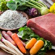 ワインを飲みながら鎌倉野菜＆しらすを楽しめる３H飲み放題コース有　女性同士の会食におすすめの【かまくらハウス】心地よい雰囲気とおいしい手作り料理で、お酒もおしゃべりも弾むこと請け合いです。[店内禁煙]