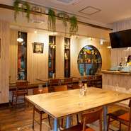 きれいでスタイリッシュな空間とこだわりの鎌倉野菜、鎌倉しらす、三崎マグロを堪能できるコースが２時間飲み放題付いて4800円から♪お席もゆったりしており、居心地最高☆彡