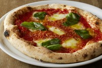 トマト、バジル、モッツァレラ