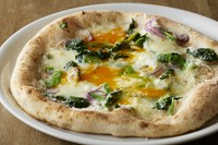 サラミ、ホウレンソウ、モッツァレラ、タマゴ