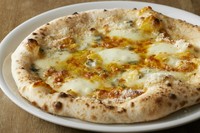 ゴルゴンゾーラ、タレッジョ、モッツァレラ、パルメザン