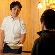 お客様が元気で笑顔になれる料理を提供するべく、日々邁進しています。自ら納得した食材をはじめ、居心地のよい空間づくりや一人ひとりに合わせたおもてなし。すべてにおいて丁寧に、細やかな心配りは欠かせません。