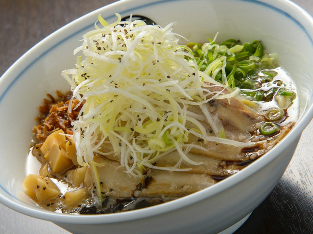 香ばしい黒マー油と牛骨スープの味わいが抜群『黒牛骨ラーメン』