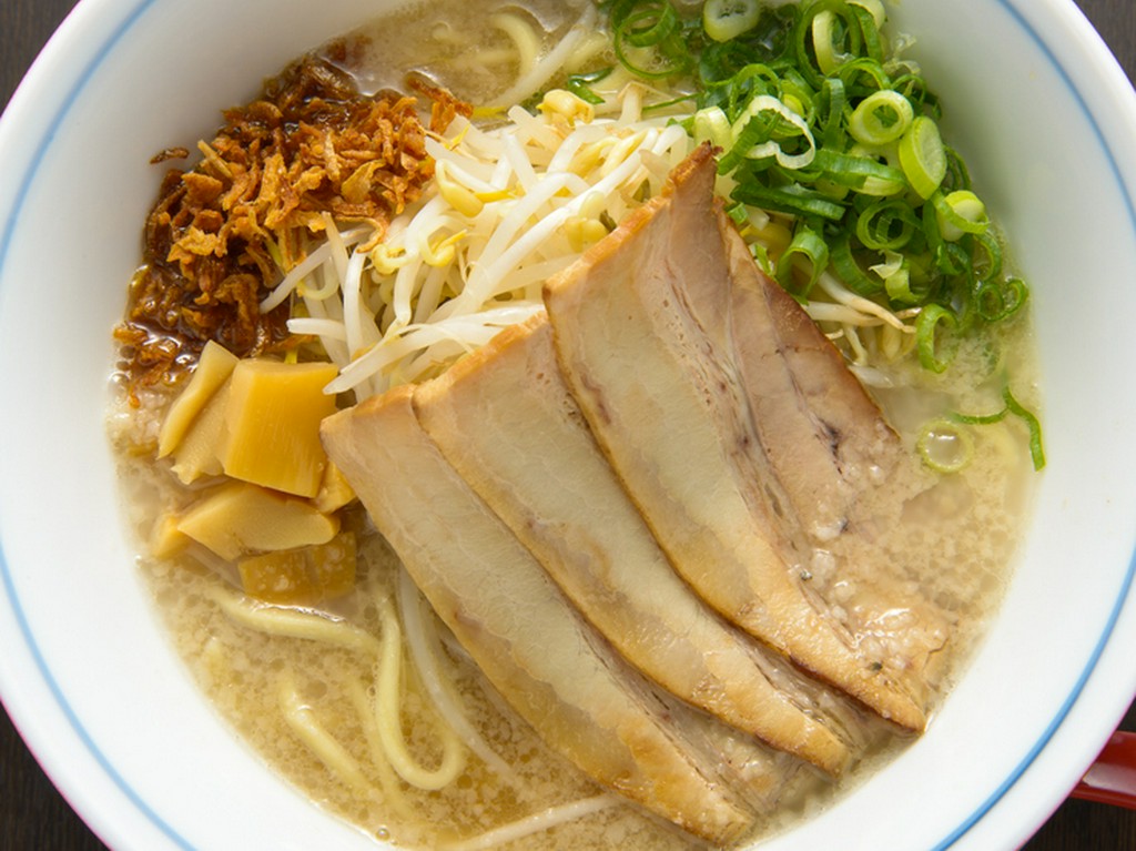 あっさりスープに背脂のコクをプラス。絶品『鶏白湯ラーメン』