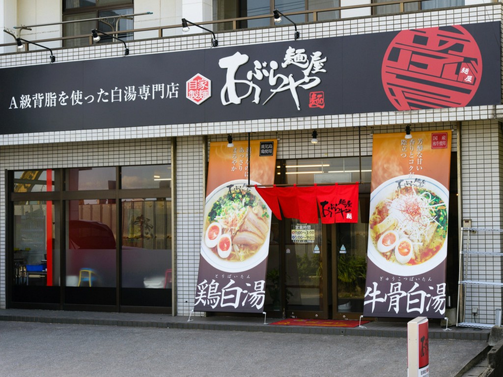 明るく広い店内で、家族みんなでラーメンや手羽唐を楽しめる
