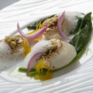 女性のお客様が多い理由のひとつが、自家菜園の無農薬野菜や、市場から仕入れる新鮮な野菜を使用している点です。食材へのこだわりが美味しい料理に生まれ変わる、そんなレストランです。