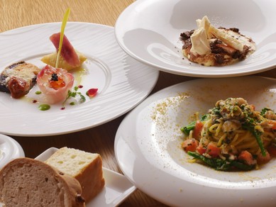 バリエーション豊富な料理を囲んで盛り上がる歓送迎会