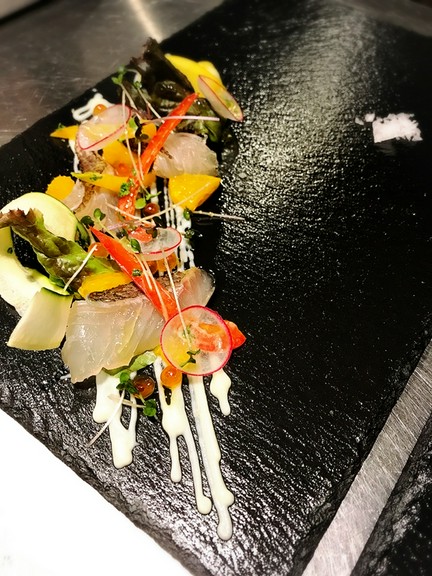 女性同士おしゃれな空間でお祝いや会食ができます