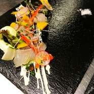 女子会にぴったりな色鮮やかで繊細な逸品が味わえます。個室ではちょっと贅沢な時間を堪能できるため、記念日女子会やお祝いなどにもぜひ。